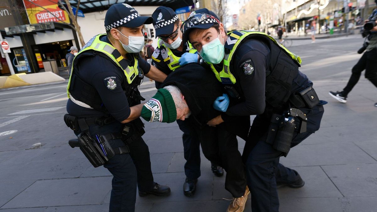 Austrálie čelí největší vlně pandemie. Místní mezitím vyšli do ulic
